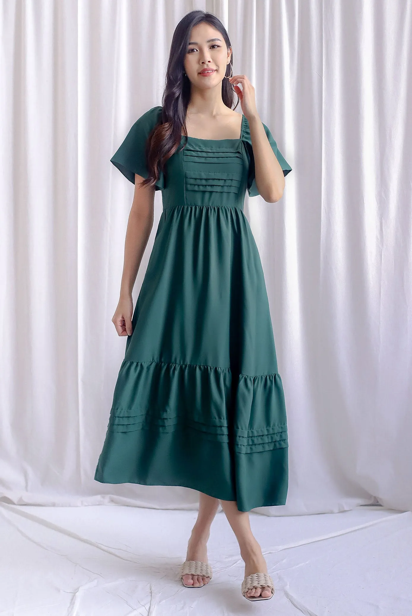 Bevelia Flutter Sleeve Pleated Maxi Dress In Forest Green