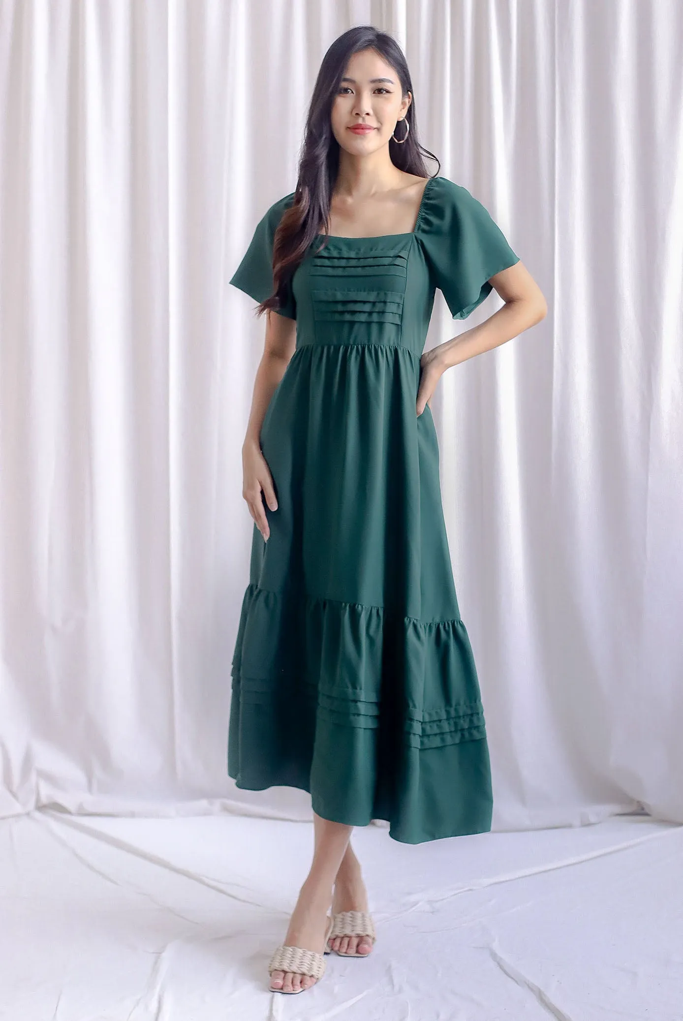 Bevelia Flutter Sleeve Pleated Maxi Dress In Forest Green