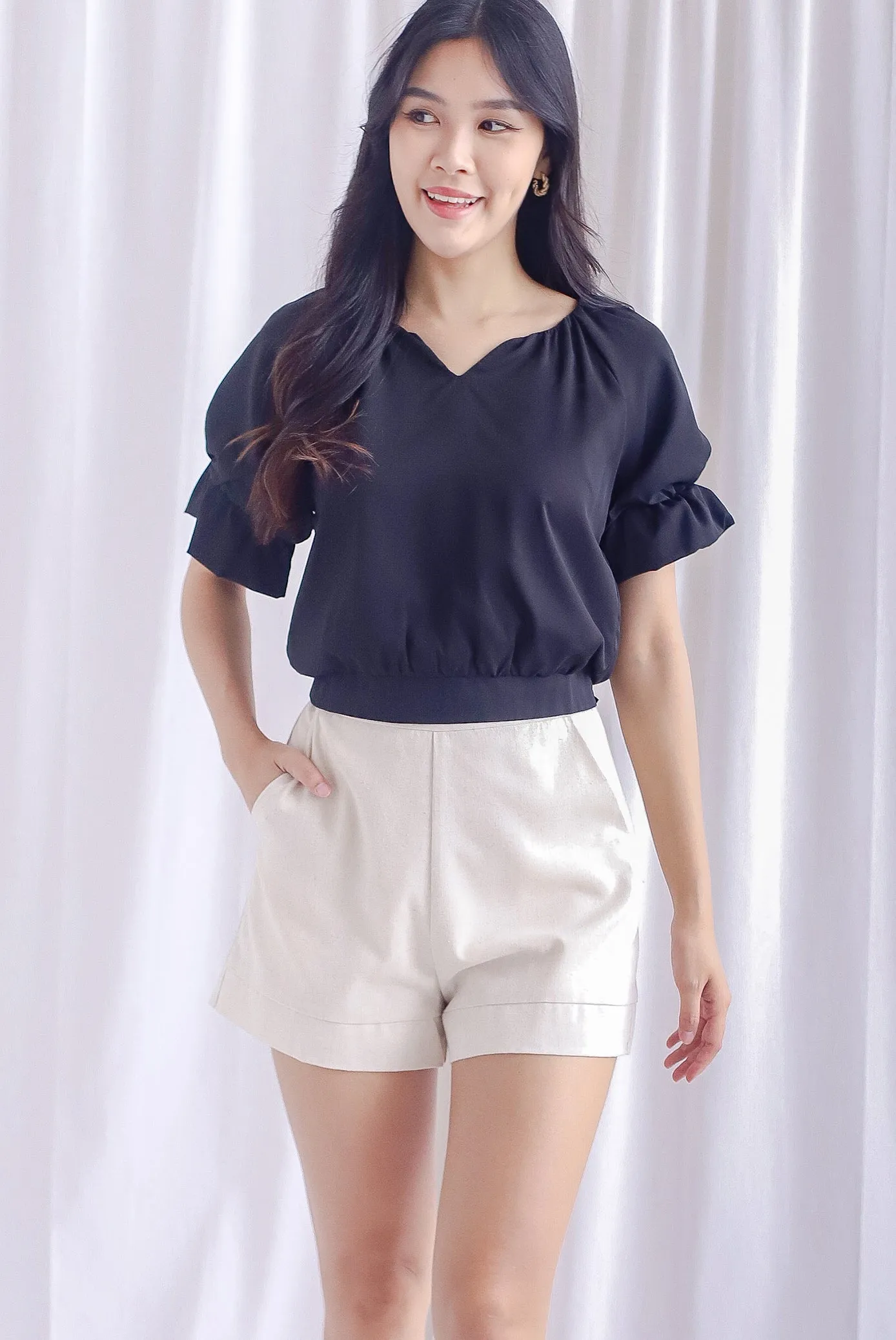 Maive Balloon Sleeve Ruffle Top In Black