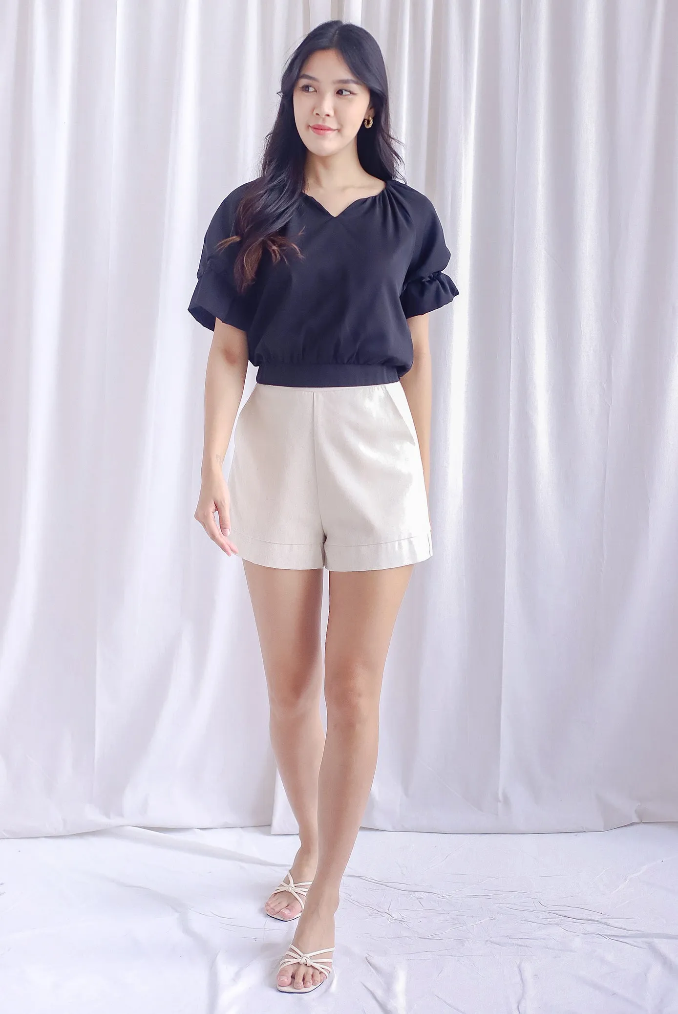 Maive Balloon Sleeve Ruffle Top In Black