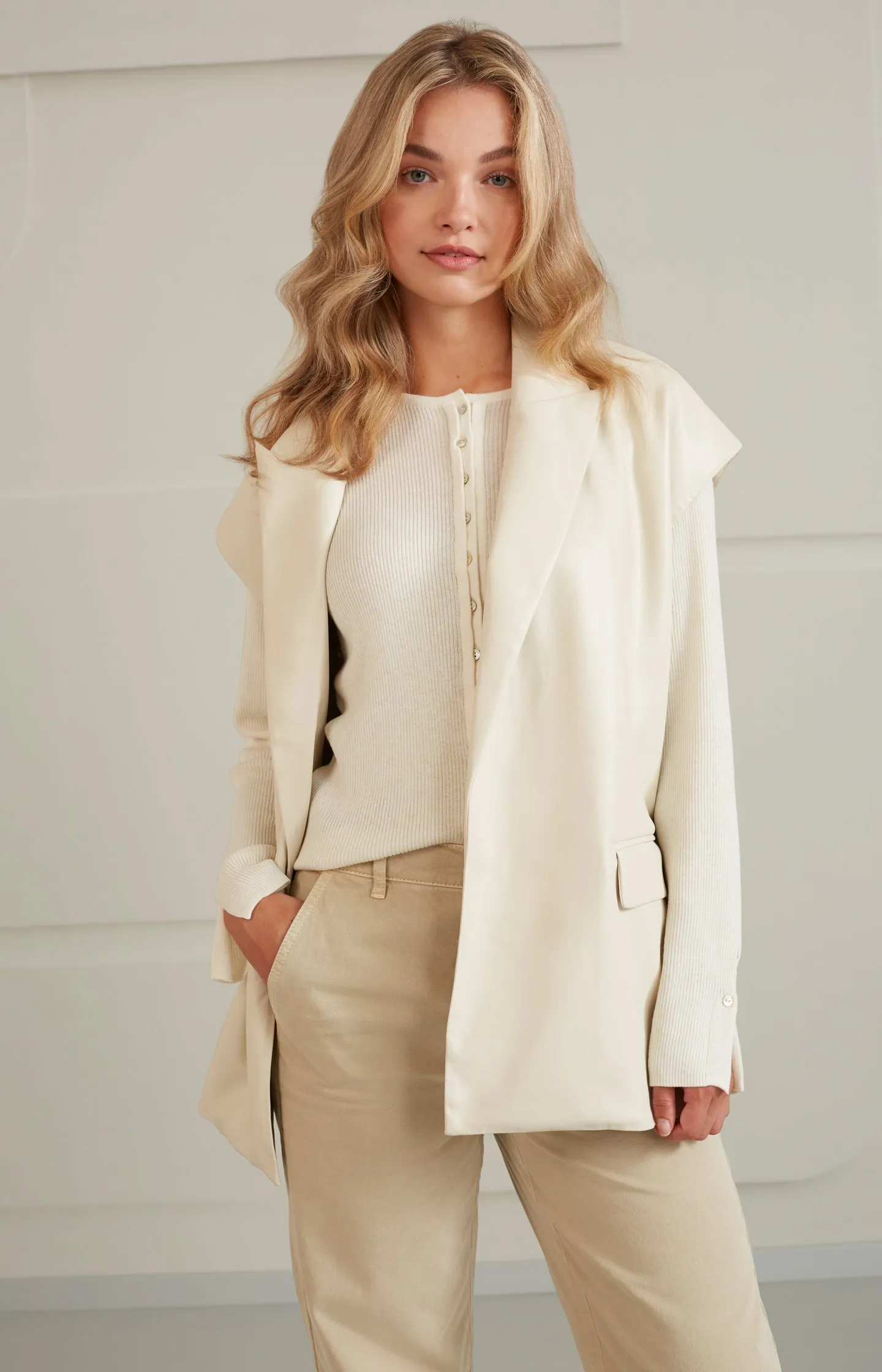 Oversized sleeveless blazer with collar and pockets