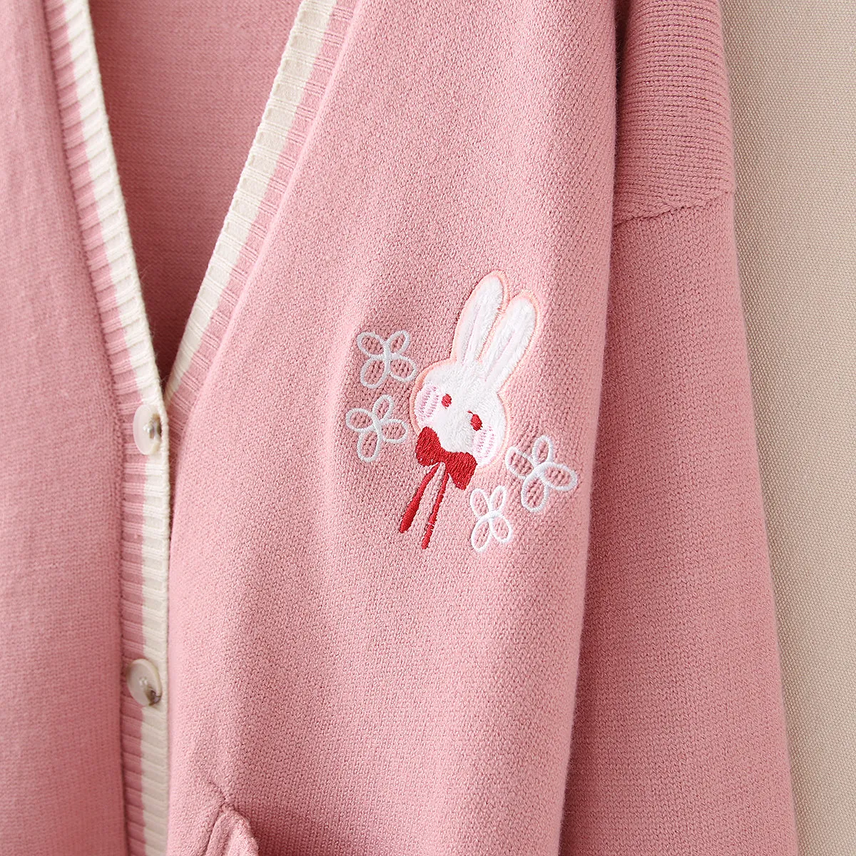 V-neck cardigan sweater   KF90647
