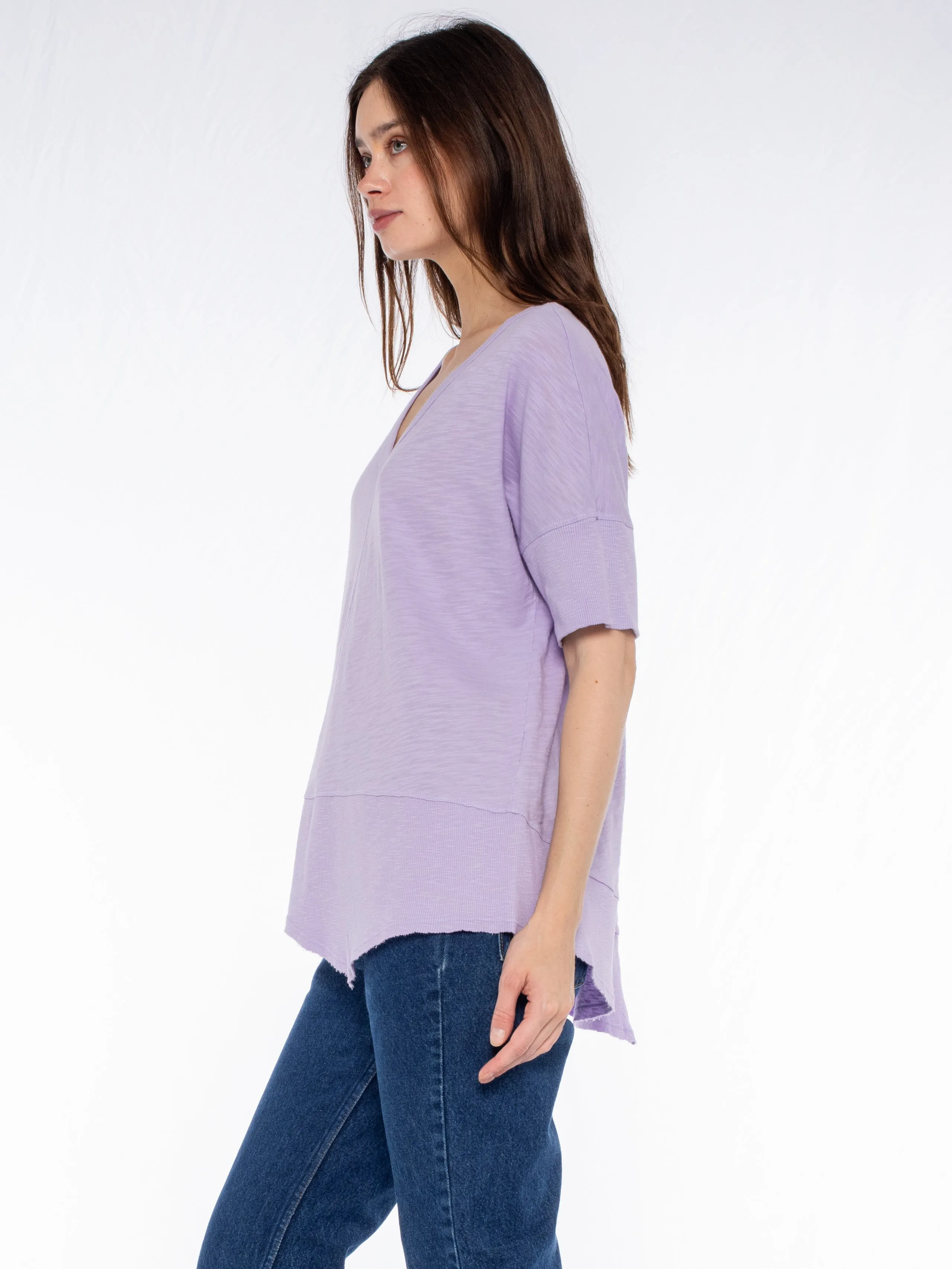 V-Neck Short Sleeve Tee w/Rib Slanted Hem
