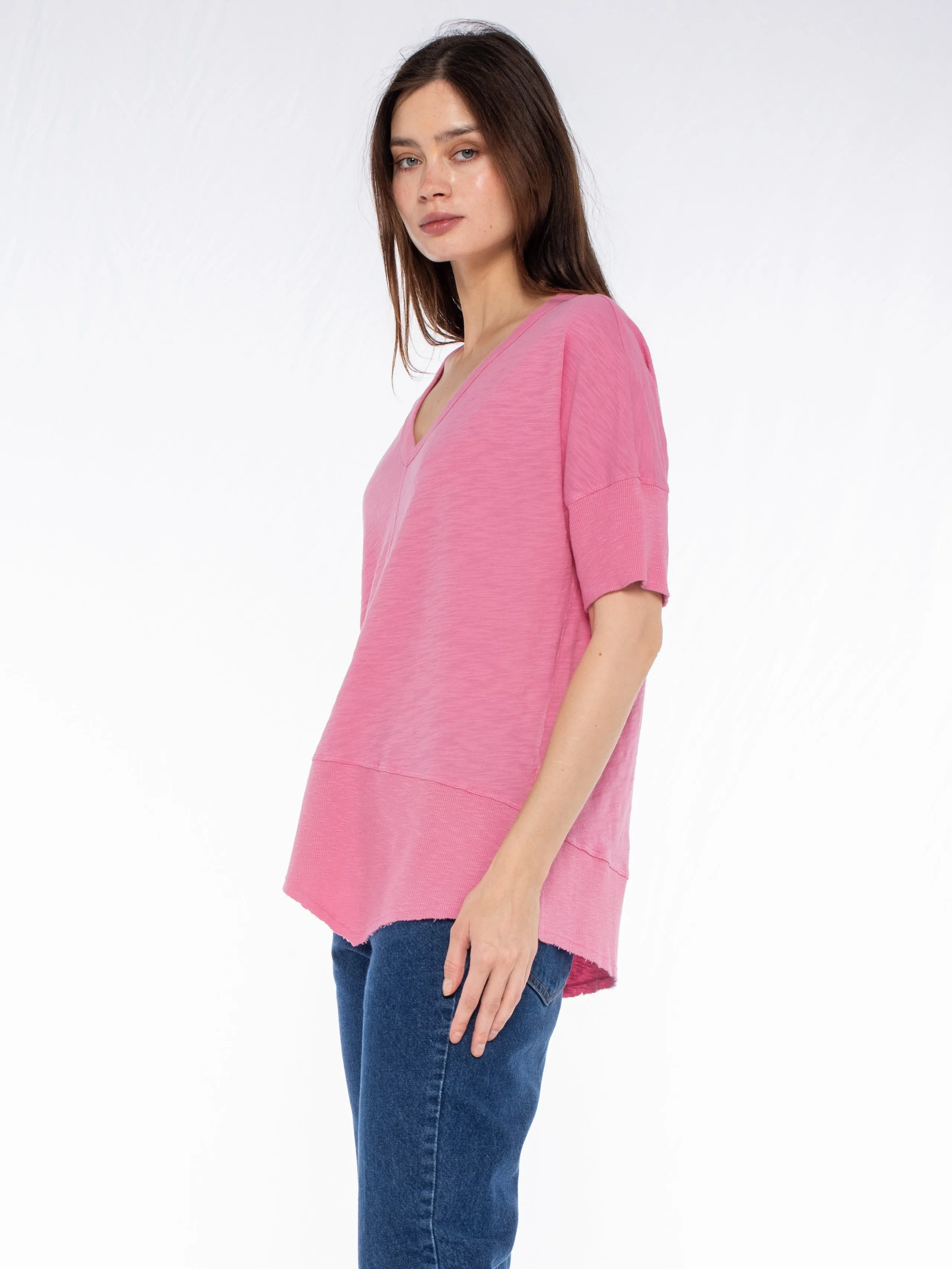 V-Neck Short Sleeve Tee w/Rib Slanted Hem