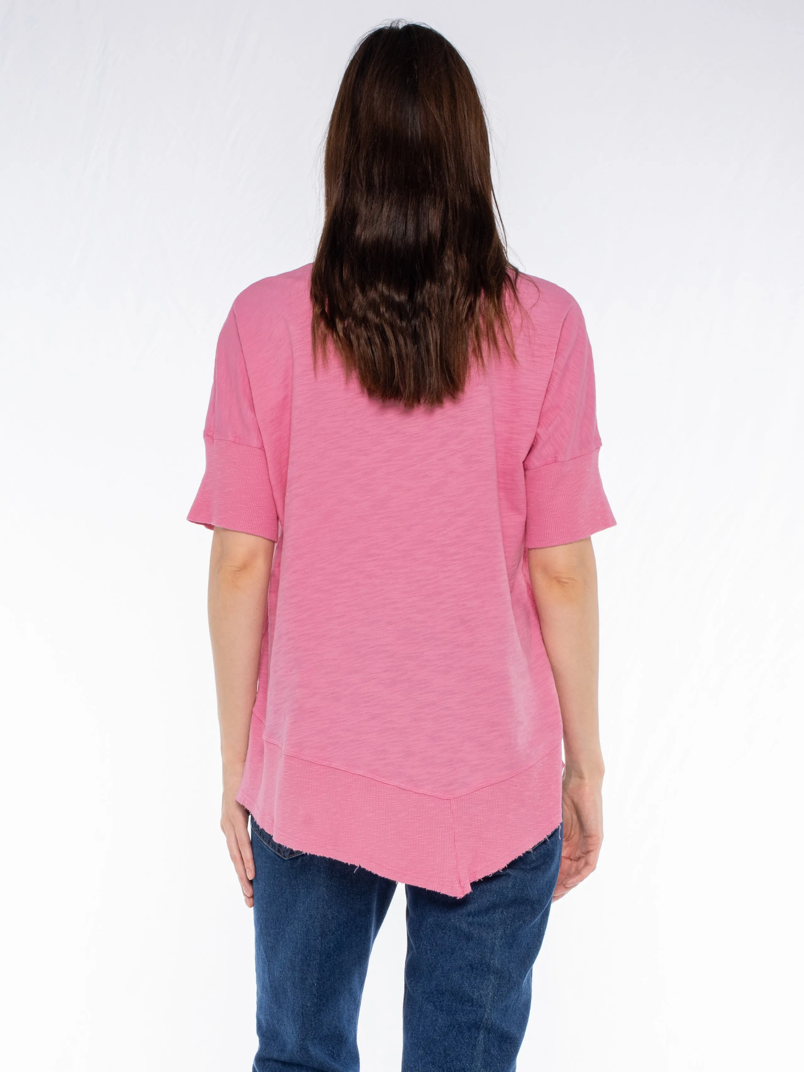 V-Neck Short Sleeve Tee w/Rib Slanted Hem