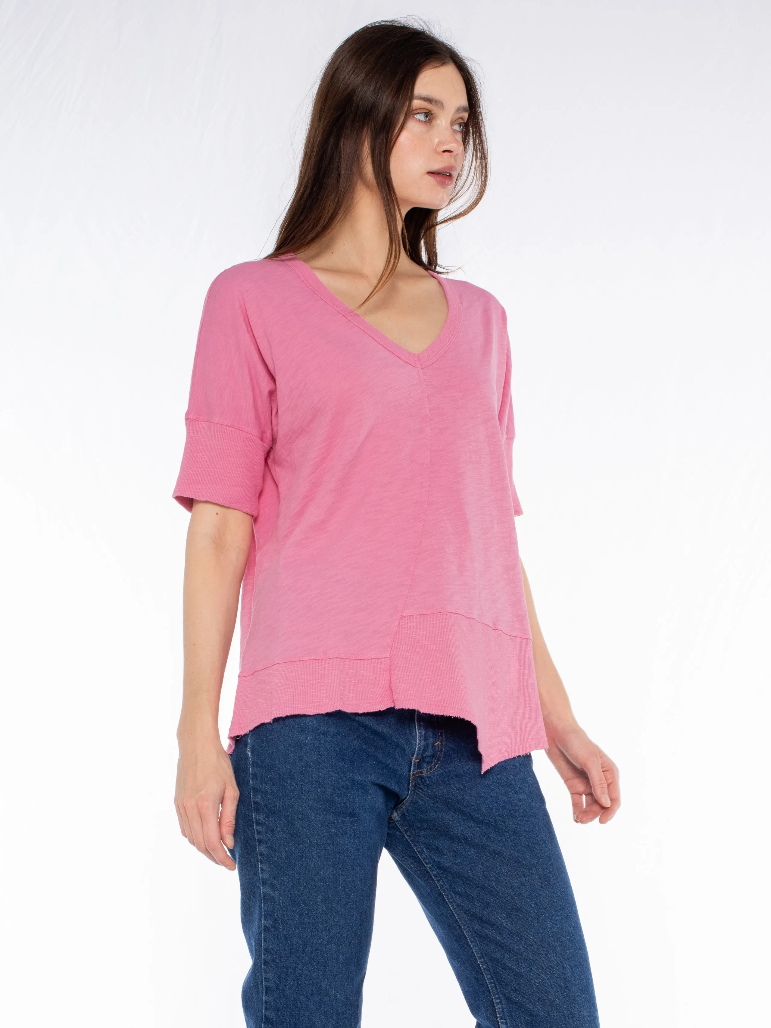 V-Neck Short Sleeve Tee w/Rib Slanted Hem