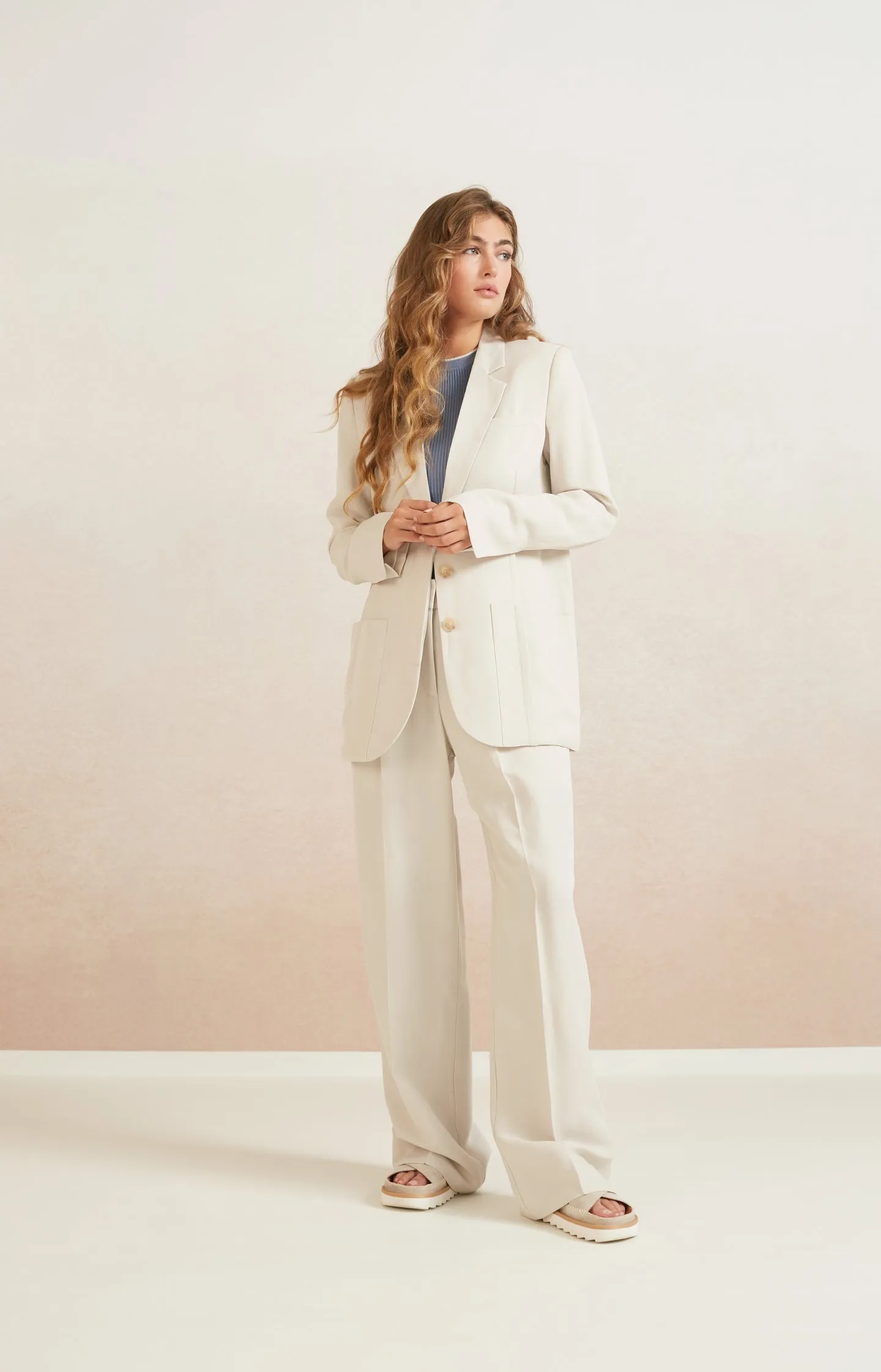 Woven oversized blazer with pockets, buttons and seam detail